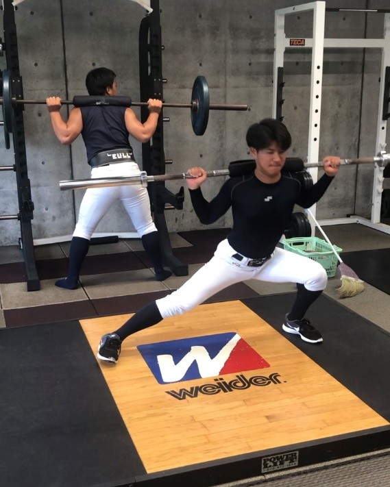 サイドランジで前後だけでなく左右の動きも鍛えよう!