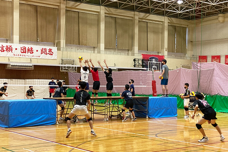 完膚なきまで~絶対王者の「1セットも与えずに勝つバレー」はどのようにして生まれたかー