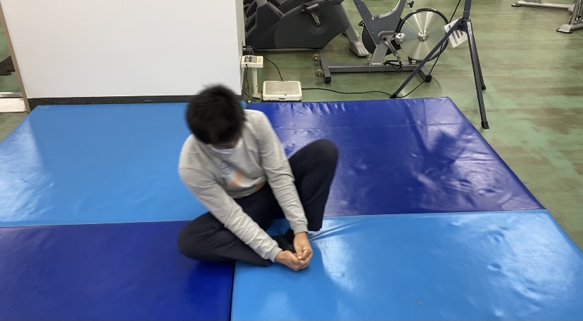 開脚タッチ